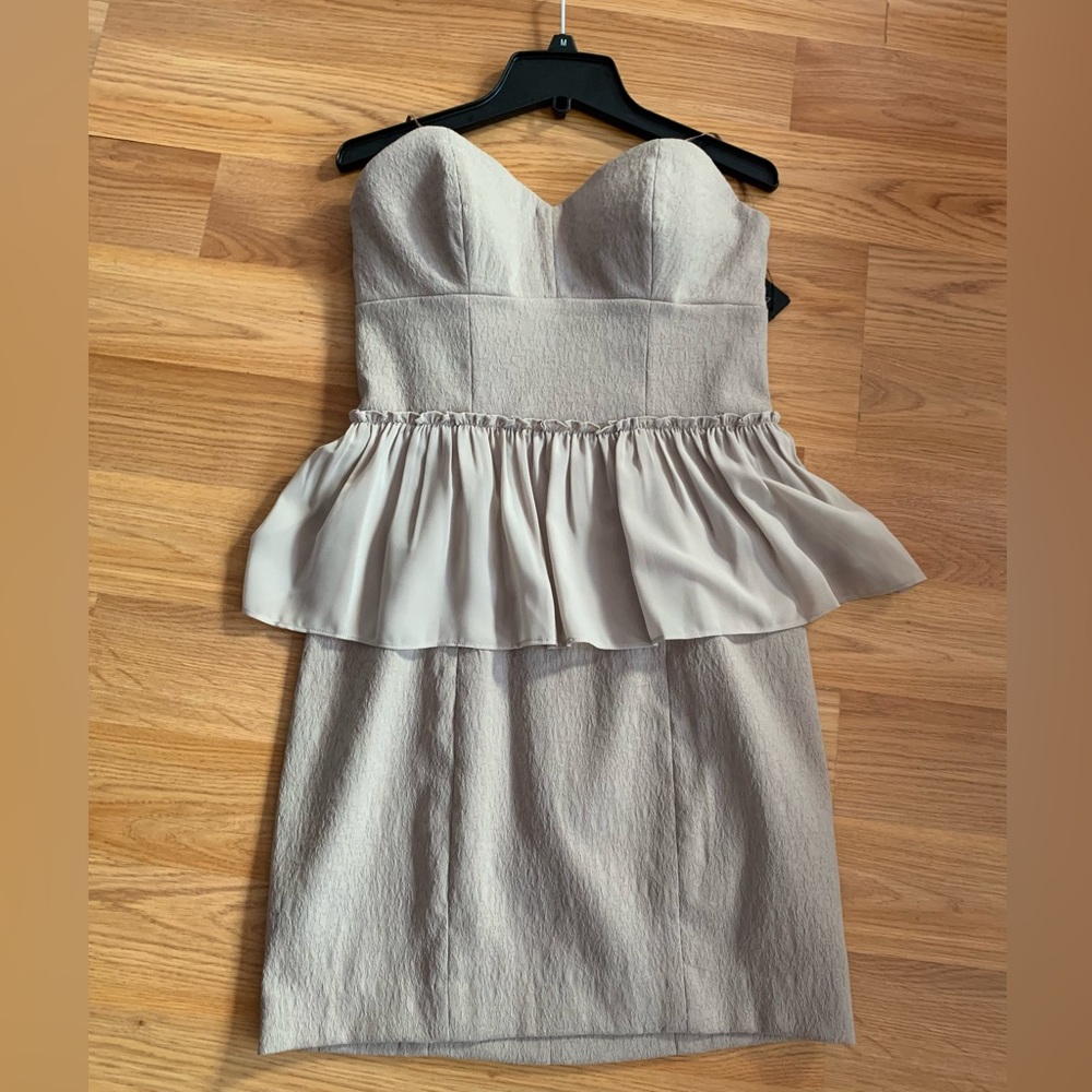 Guess Jacquard Peplum strapless Dress NWT size 8 beige